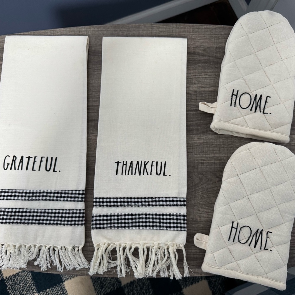 Dish towel / Pot holders 

🆕 Just hung for the holidays🦃